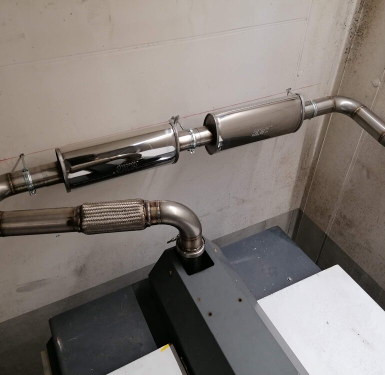 Auspuffanlage an Industrie Kompressor