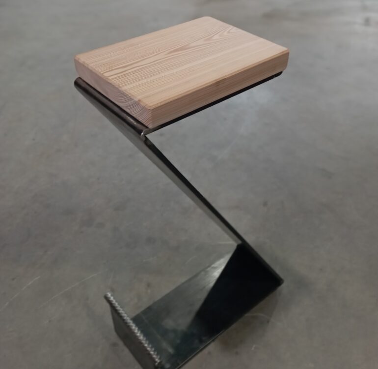 Barhocker aus Schwarzstahl