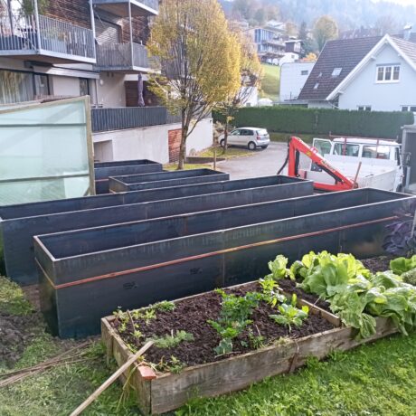 Mit Kupferstreifen als Schneckenschutz