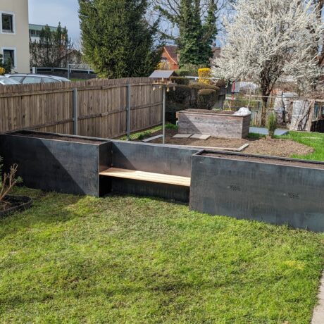Mit Sitzbank - die ideale Pause im Garten!