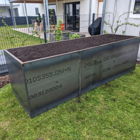 Corten Stahl Hochbeet befüllt