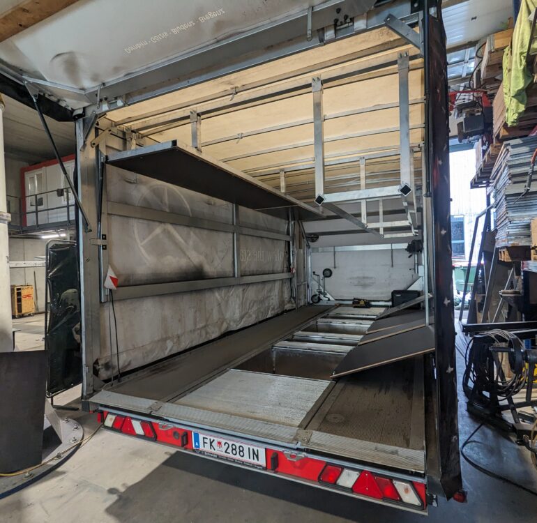 Ausbau eines Rennfahrzeug Transporters